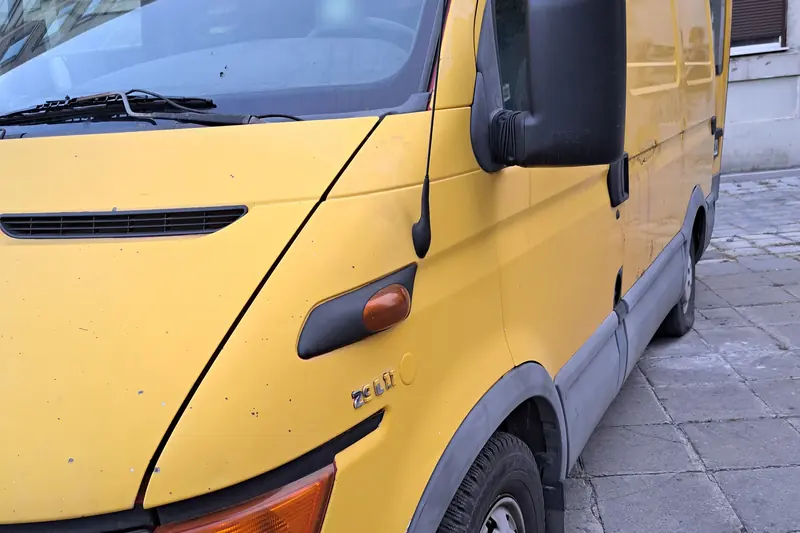 Предната част на жълтия бус Iveco Daily, с който товарим и извозваме отпадъци в София