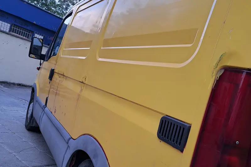 Жълт бус Iveco Daily отстрани – с него извозваме отпадъци в София и областта